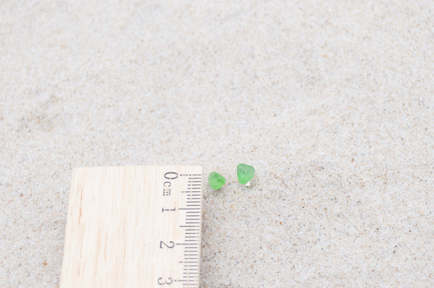 Mini Seeglas Ohrstecker grün