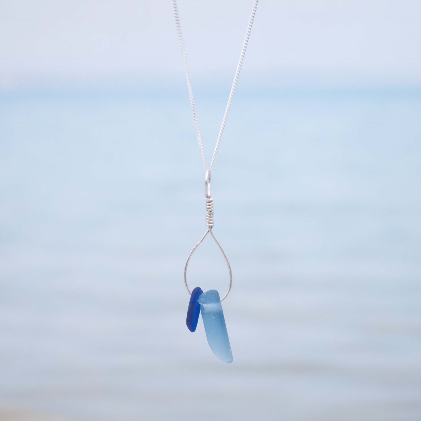 Silberkette mit blauem Seeglas
