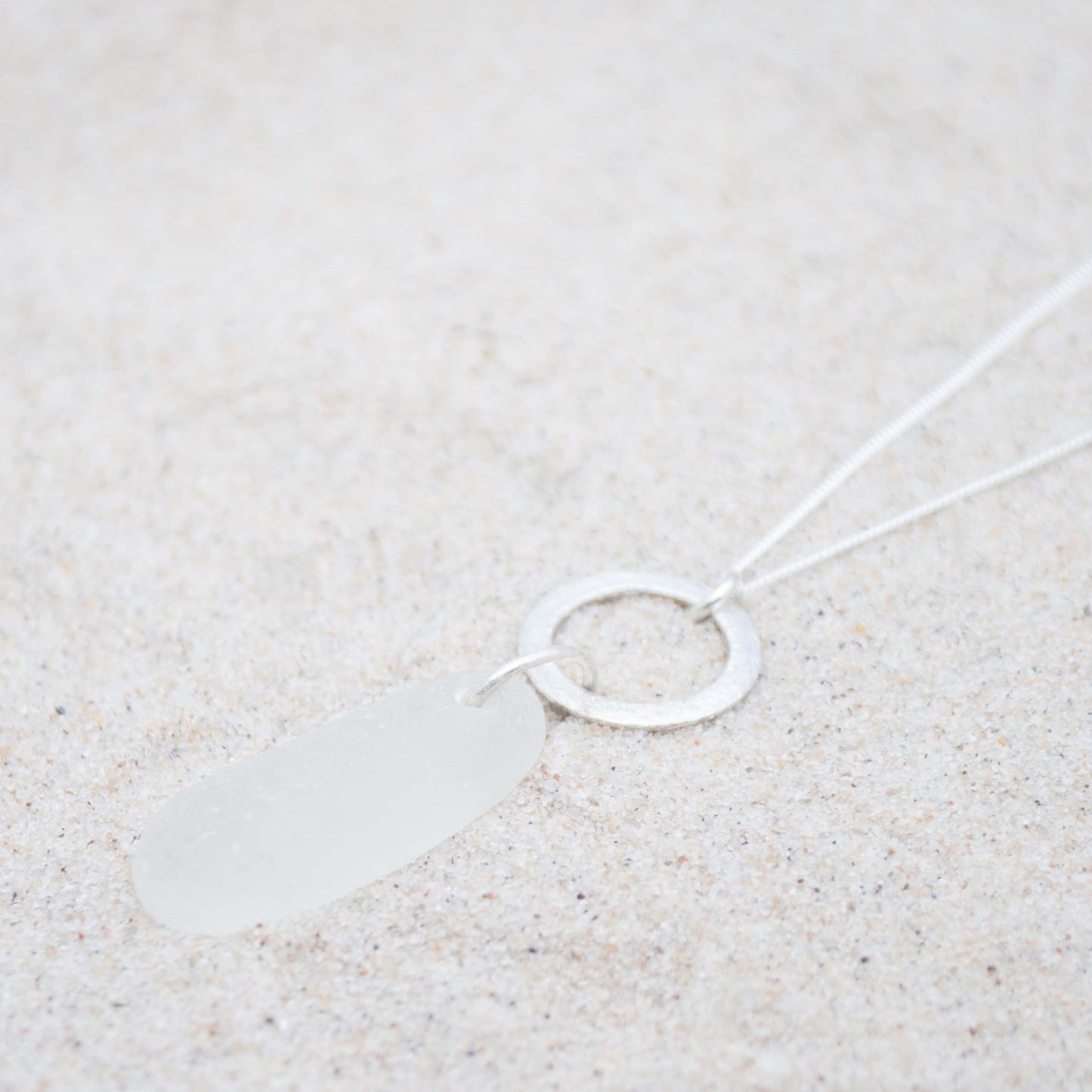 weißes Seeglas mit Silberkette